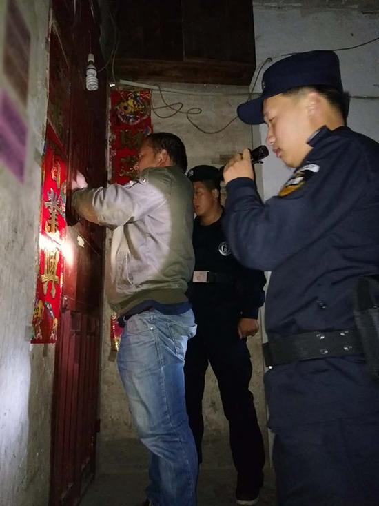 辽阳粗心妈妈误将幼女锁家中 